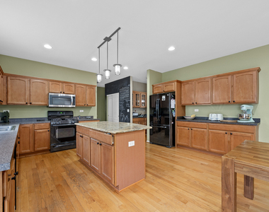 718 Versailles Parkway - Photo Thumbnail 15