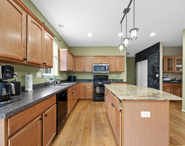 718 Versailles Parkway - Photo Thumbnail 13