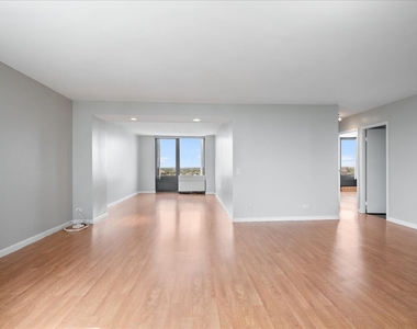 5320 N Sheridan Road - Photo Thumbnail 3