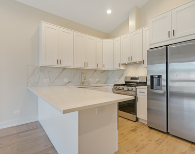 4607 S Saint Lawrence Avenue - Photo Thumbnail 7