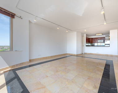 525 W Hawthorne Place - Photo Thumbnail 3