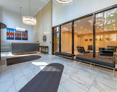 525 W Hawthorne Place - Photo Thumbnail 1