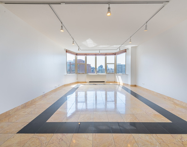 525 W Hawthorne Place - Photo Thumbnail 4