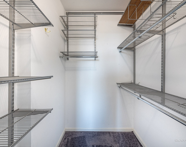 525 W Hawthorne Place - Photo Thumbnail 12
