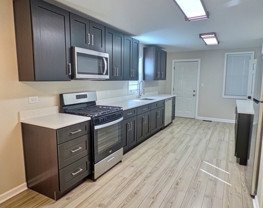 515 W 40th Place - Photo Thumbnail 4
