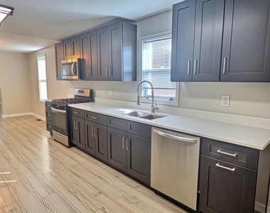515 W 40th Place - Photo Thumbnail 6