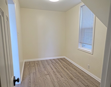 515 W 40th Place - Photo Thumbnail 10