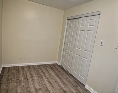 515 W 40th Place - Photo Thumbnail 13