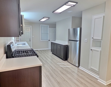 515 W 40th Place - Photo Thumbnail 5