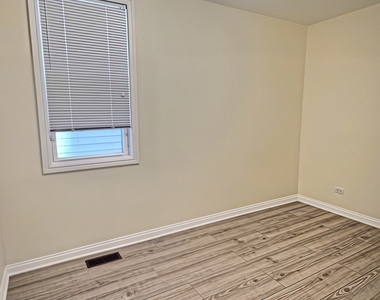 515 W 40th Place - Photo Thumbnail 11