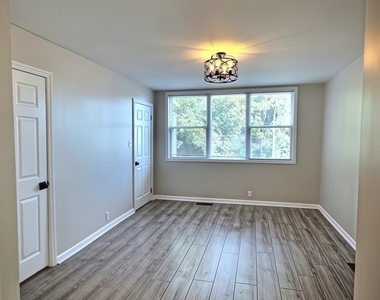 515 W 40th Place - Photo Thumbnail 2