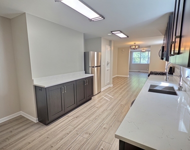 515 W 40th Place - Photo Thumbnail 7