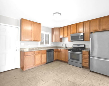10 W Thacker Street - Photo Thumbnail 2