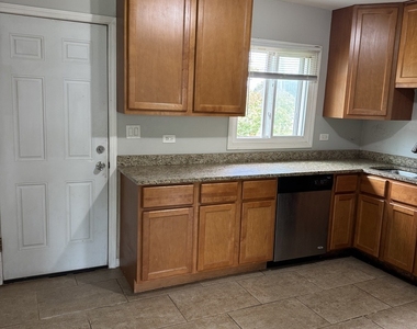 10 W Thacker Street - Photo Thumbnail 4