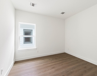 829 Paul Quinn Street - Photo Thumbnail 13