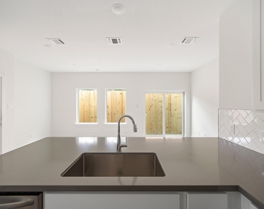 829 Paul Quinn Street - Photo Thumbnail 6
