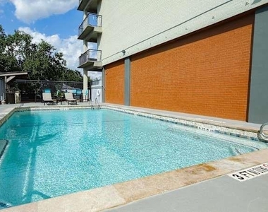 230 W Alabama Street - Photo Thumbnail 3