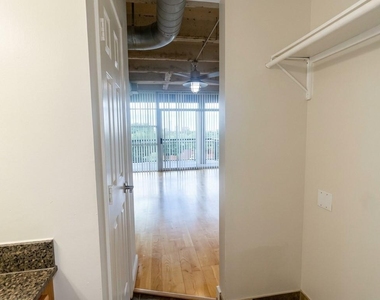 230 W Alabama Street - Photo Thumbnail 10