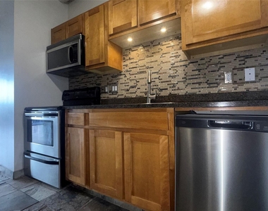 230 W Alabama Street - Photo Thumbnail 16