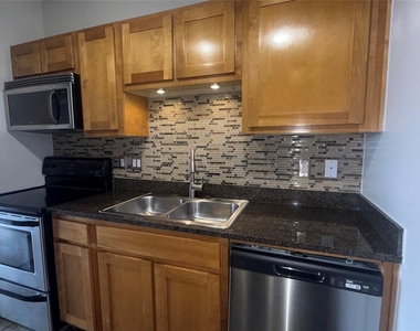 230 W Alabama Street - Photo Thumbnail 15