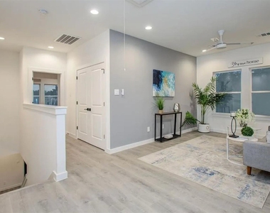 211 E 33rd Street - Photo Thumbnail 8