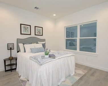 211 E 33rd Street - Photo Thumbnail 17