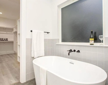 211 E 33rd Street - Photo Thumbnail 15
