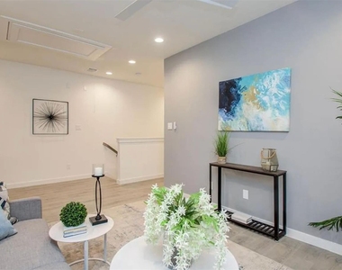 211 E 33rd Street - Photo Thumbnail 11