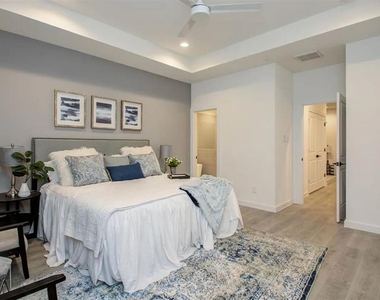 211 E 33rd Street - Photo Thumbnail 7