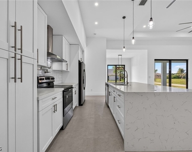 1728 Kismet Parkway W - Photo Thumbnail 11