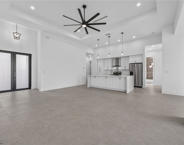 1728 Kismet Parkway W - Photo Thumbnail 7