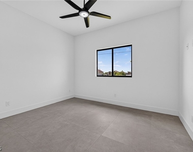 1728 Kismet Parkway W - Photo Thumbnail 15