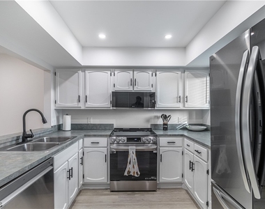 7402 Lake Breeze Drive - Photo Thumbnail 2