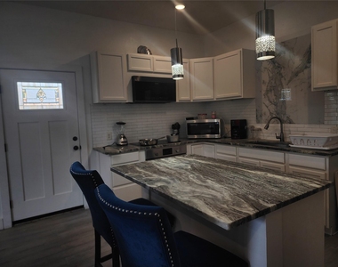 1611 De Soto Street - Photo Thumbnail 8
