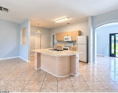 4610 Sw 16th Place - Photo Thumbnail 1