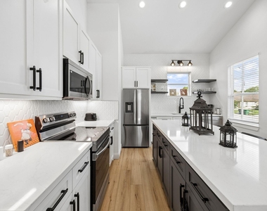 2614 Noble Street - Photo Thumbnail 8