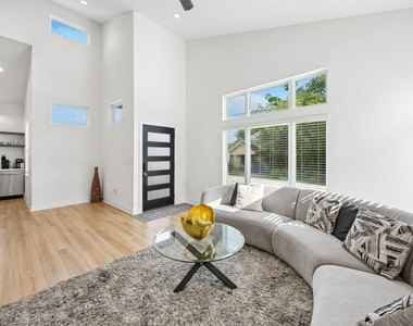 2614 Noble Street - Photo Thumbnail 3
