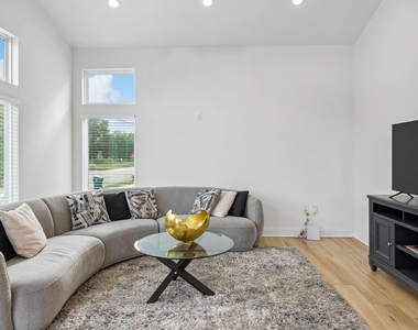 2614 Noble Street - Photo Thumbnail 4