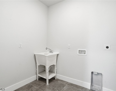 2303 Nw 18th Place - Photo Thumbnail 30