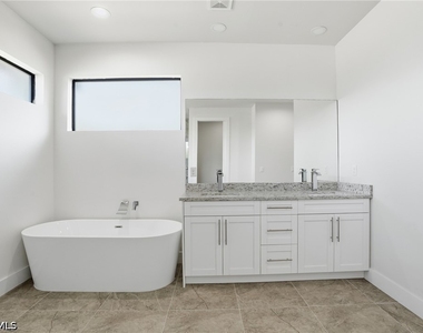 2303 Nw 18th Place - Photo Thumbnail 17