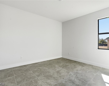 2303 Nw 18th Place - Photo Thumbnail 21