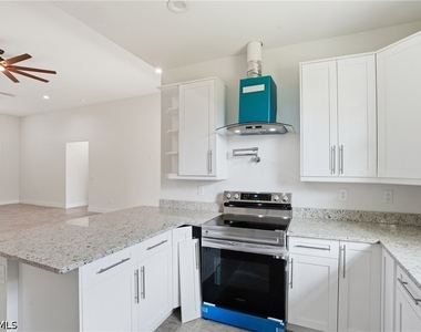 2303 Nw 18th Place - Photo Thumbnail 11