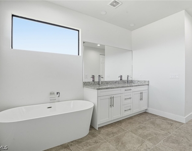 2303 Nw 18th Place - Photo Thumbnail 3