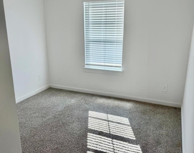 5122 Sunset Oaks Drive - Photo Thumbnail 14