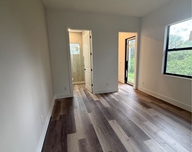 836 Chapman Avenue S - Photo Thumbnail 8