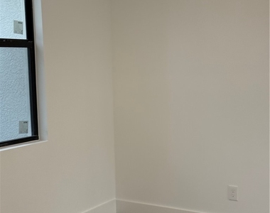 836 Chapman Avenue S - Photo Thumbnail 2