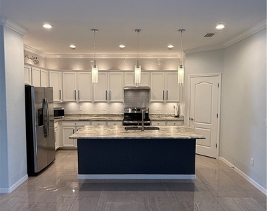 9317 Woodhurst Drive - Photo Thumbnail 14