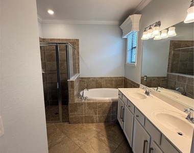 9317 Woodhurst Drive - Photo Thumbnail 5