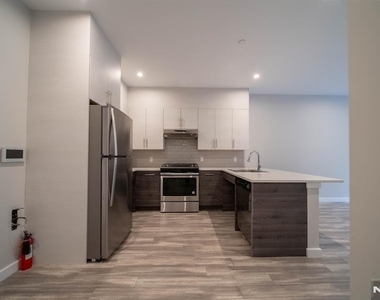 62 Broadway - Photo Thumbnail 7