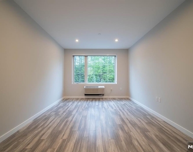 62 Broadway - Photo Thumbnail 5